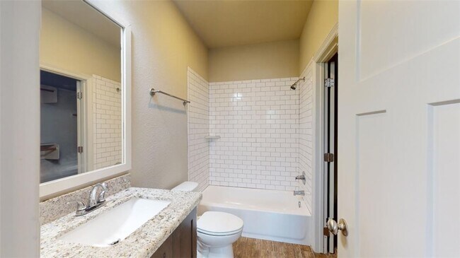 Building Photo - 914 Fairview Ave