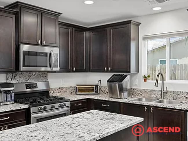 Building Photo - Stunning 4 Bedroom in Southwest Bakersfield!