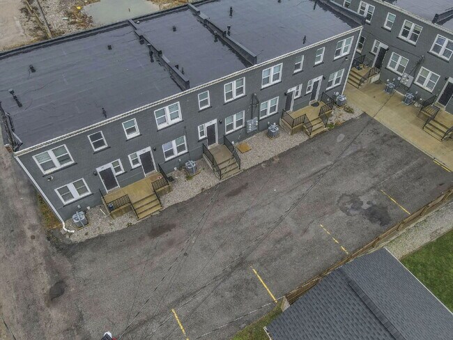 Building Photo - Modern 2BR Townhouse | Walk to Downtown | All Utilities Included