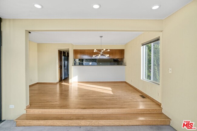 Building Photo - 364 Pershing Dr