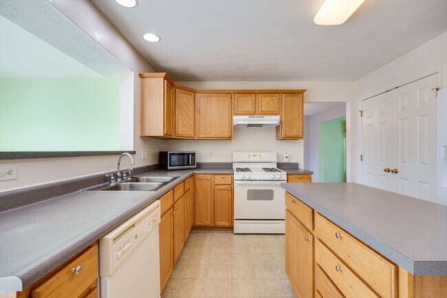 Building Photo - 2233 Oakbrook Blvd