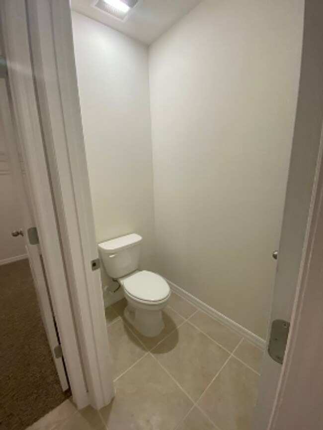 Building Photo - 4 Bedroom 2 Bath home in Oak Leaf Preserve...