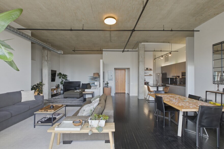 Building Photo - 900 N Kingsbury St