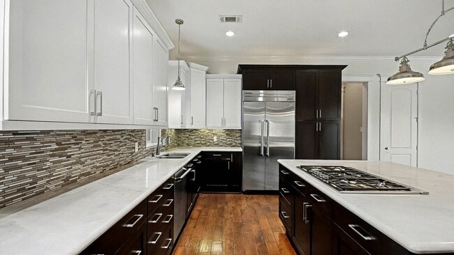 Building Photo - 726 W 30th St