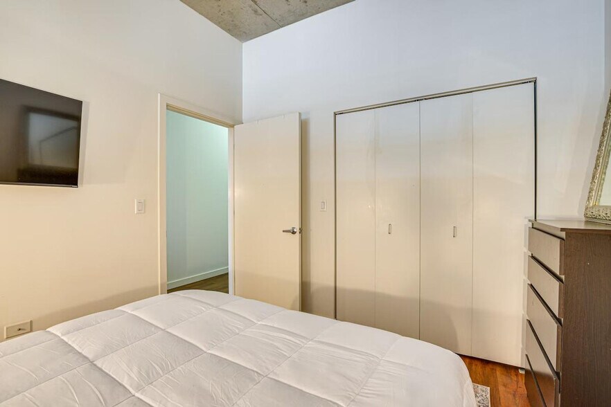 Building Photo - 235 W Van Buren St