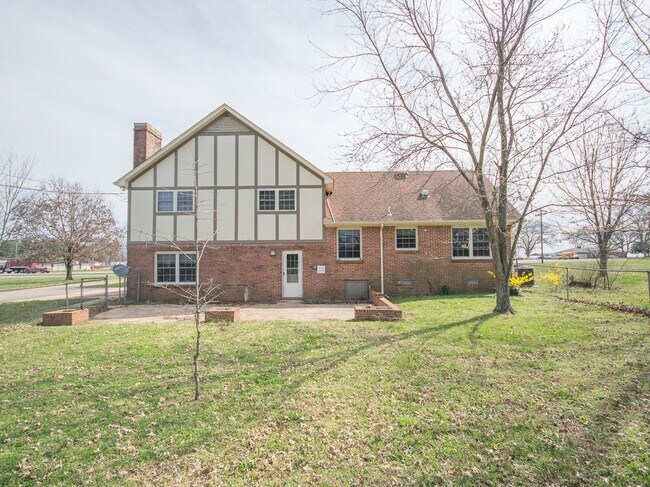 Building Photo - Beautiful Home in Athens City near Buc-ees!
