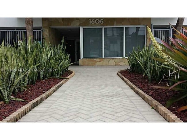 Building Photo - 1605 Bay 403 Bay