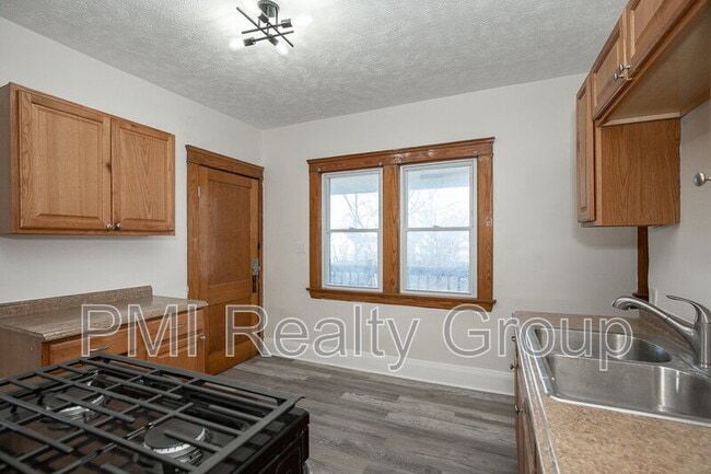 Building Photo - 2936 E 128th St