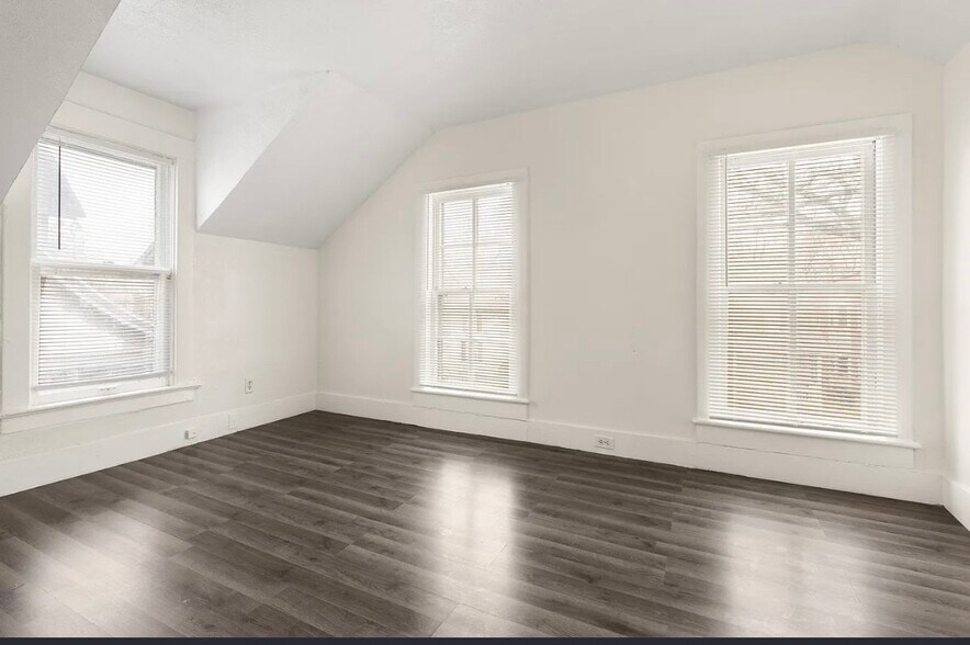 Building Photo - 223 Oakwood Ave