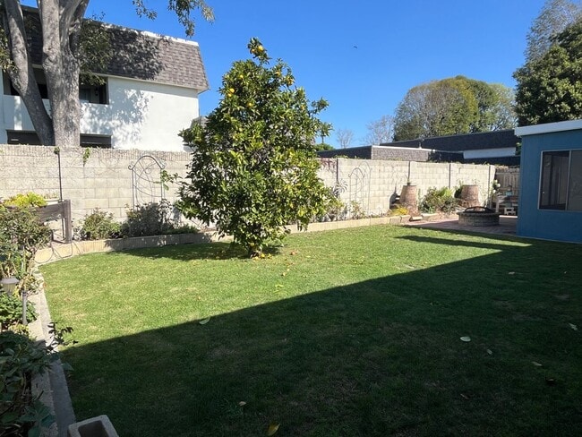 Building Photo - 4 Bedroom, 2 bath home for rent in Huntington Beach