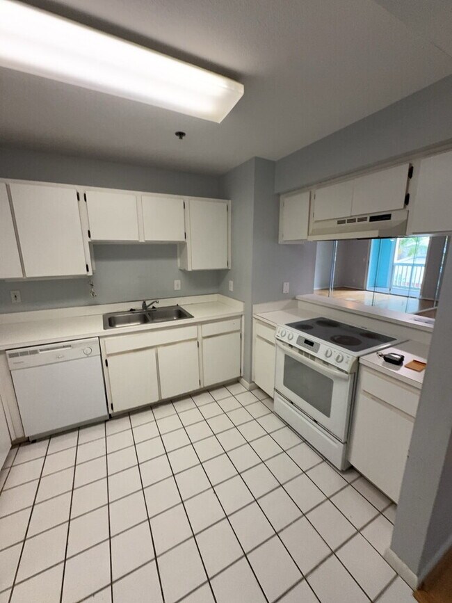 Building Photo - "Charming 2-Bedroom Haven in Heart of Tampa with Modern Comforts – 897 Sq Ft of Cozy Living!"