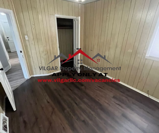 Building Photo - This spacious and stylish home offers comf...