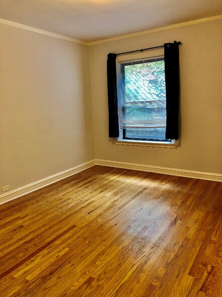 Building Photo - 2351 W Wilson Ave