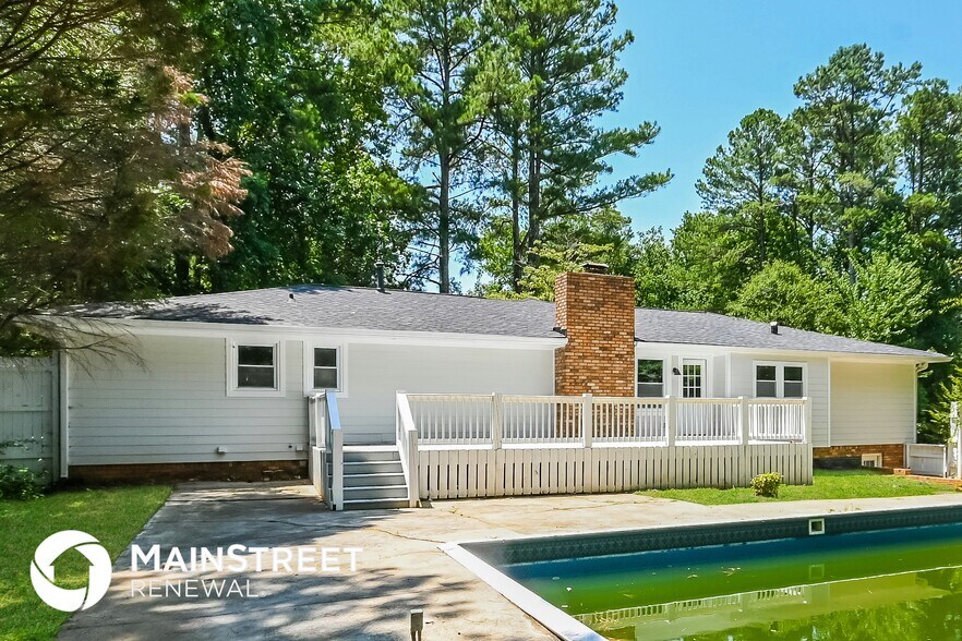 Building Photo - 2448 Kingsley Dr NE