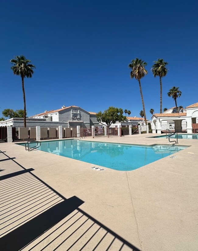 Building Photo - El Parque Condo