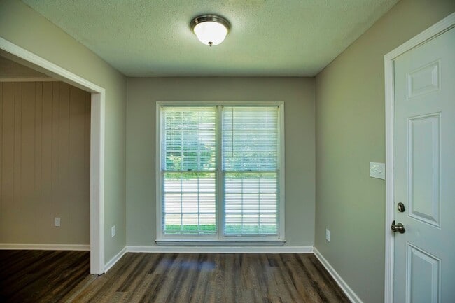 Building Photo - ** 4 Bed 2 Bath located in Ridgefield **Call 334-366-9198 to schedule a self tour