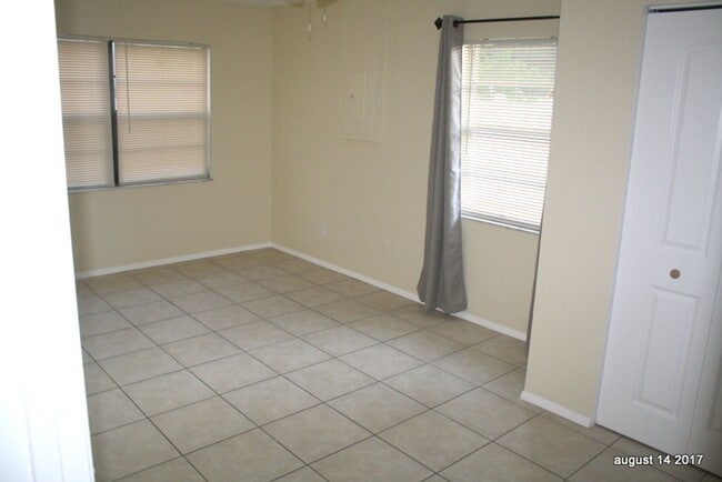 Building Photo - Updated 3 bed 2 bath Close to downtown