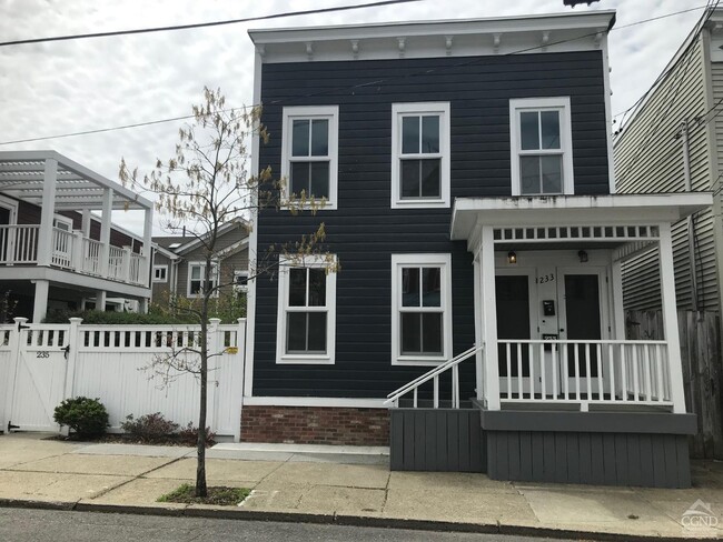 Primary Photo - 233 Robinson St