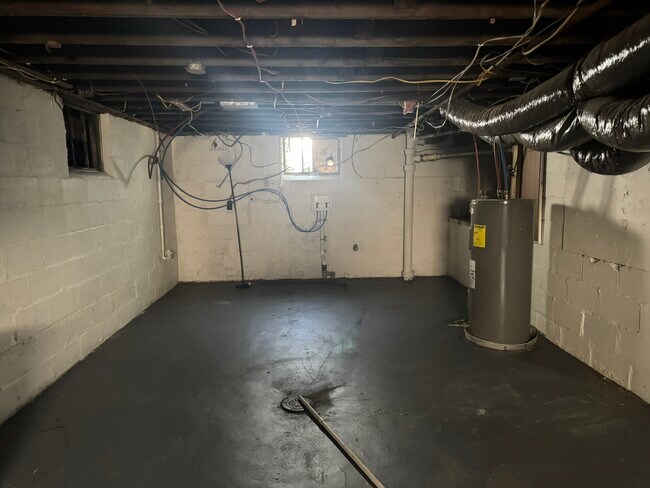 Building Photo - 948 N Bradley Ave
