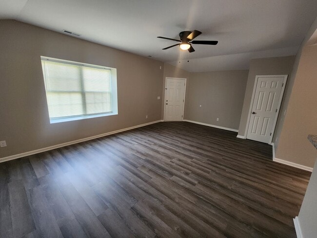 Building Photo - Renovated 2 bedroom 1 bath duplex unit with updated floors, bath, and kitchen!!