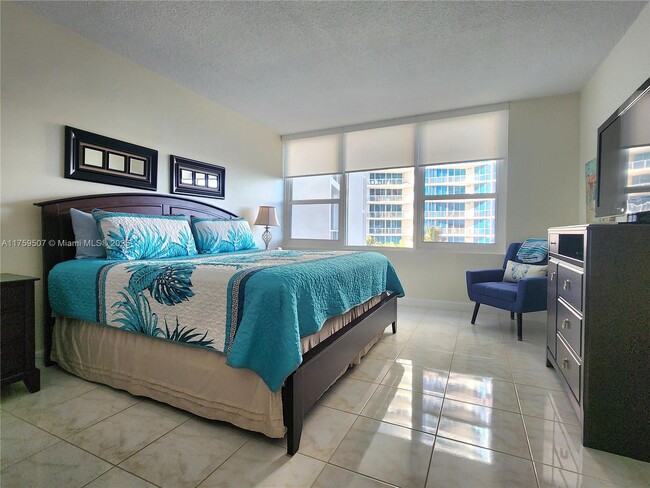 Building Photo - 3505 S Ocean Dr