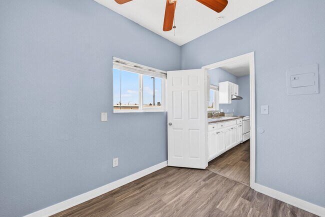Building Photo - 2212 Myrtle Ave