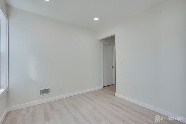 Building Photo - 6 Woodbury Rd