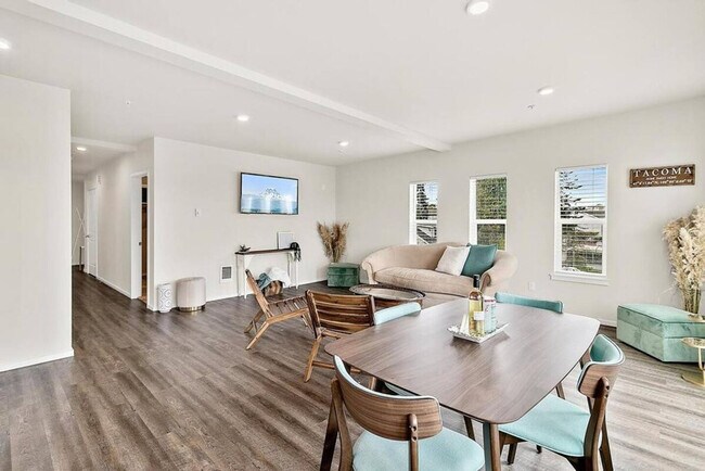 Building Photo - 704 E Wright Ave