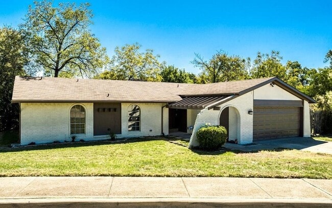Building Photo - 1802 Hillcrest Dr