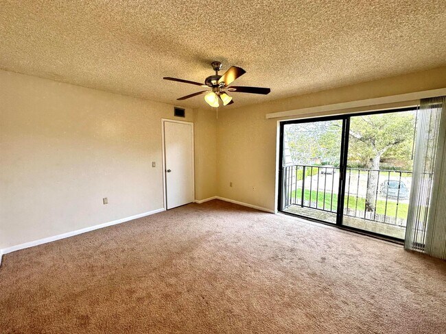 Building Photo - 805 8th Way