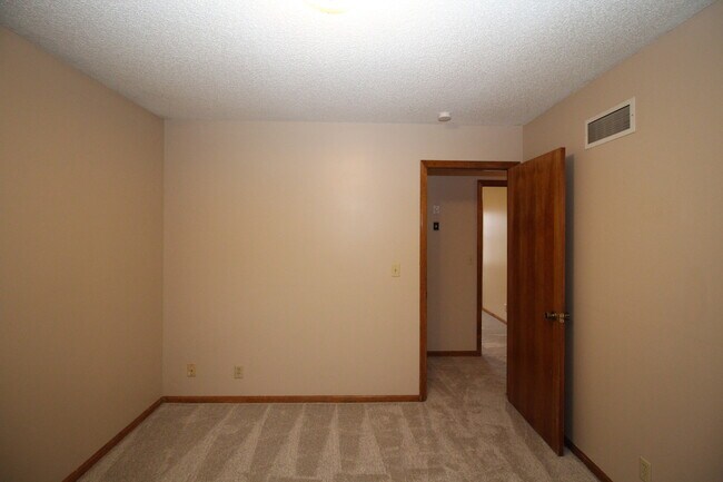 Building Photo - Huge 3 Bed 2.5 Bath home Overland Park