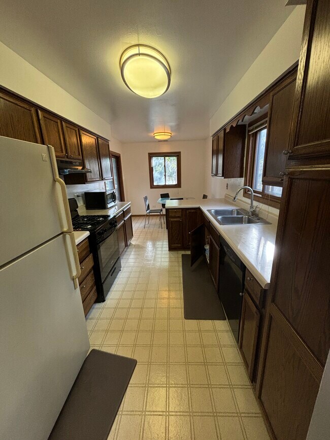 Eat in kitchen - 645 Waverly Dr