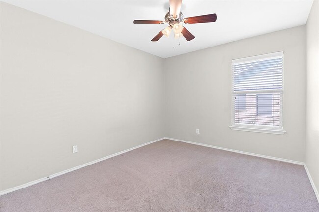 Building Photo - 220 Dolomite Dr