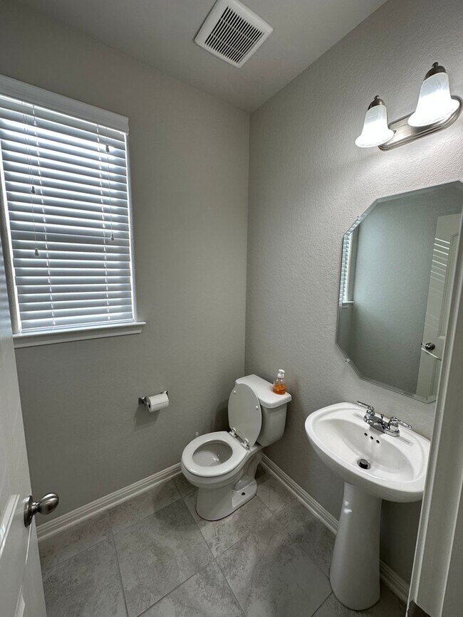 Building Photo - GORGEOUS 4BR 2.5 BATH WITH LOTS OF NEIGHBO...
