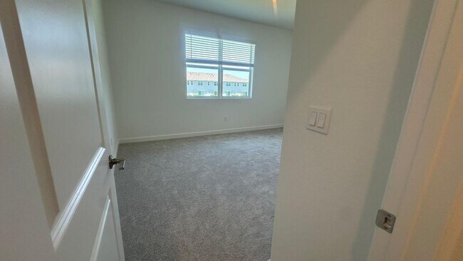 Building Photo - 553 Rivergrass St