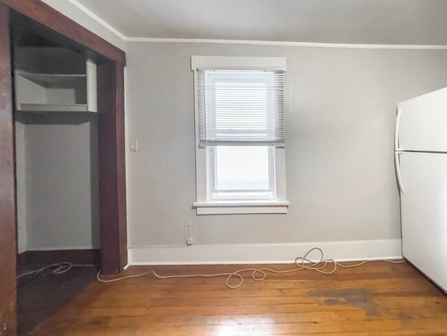Building Photo - PRELEASING for AUGUST! Close to Campus: Washer and Dryer Included