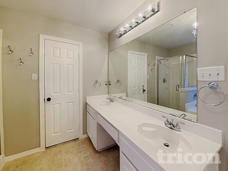 Building Photo - 5004 Saddlehorn Dr