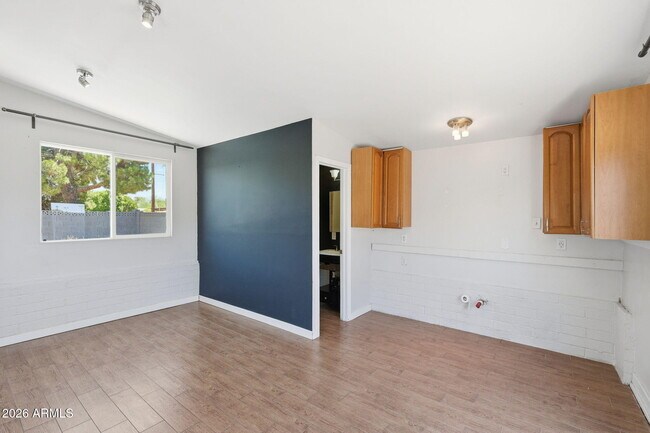 Building Photo - 1609 E Gaylon Dr