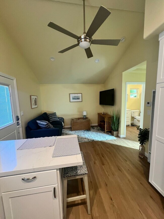 Building Photo - Ventura - Fully furnished one bedroom, one...