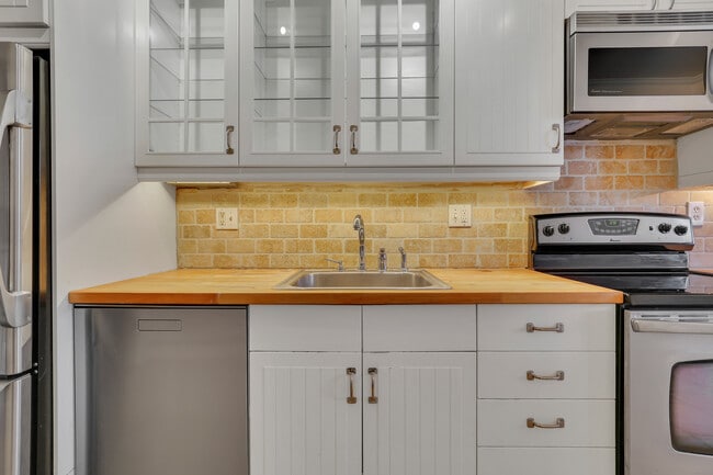 Building Photo - 40 Robin Rd