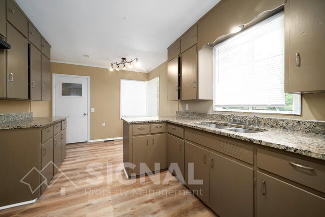 Building Photo - 1156 Skyline Dr
