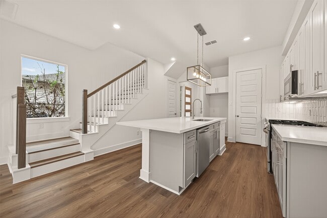 Building Photo - 1502 Hussion St