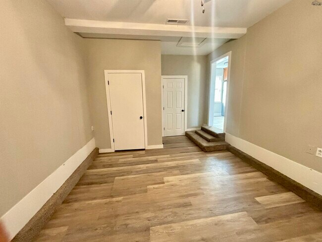 Building Photo - 305 S Louisiana Ct