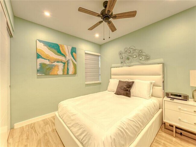 Building Photo - 2713 NE 15th St