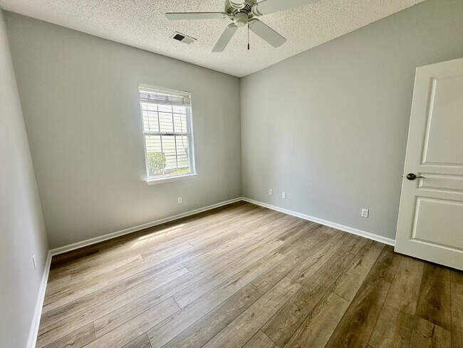 Building Photo - Outstanding Two Bedroom Home in Sun City!
