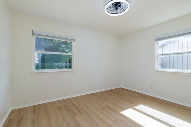 Building Photo - 2212 Ridge Ln