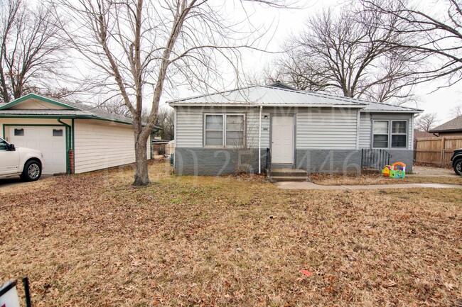 Building Photo - 2 Bedroom Duplex Near Community Elementary