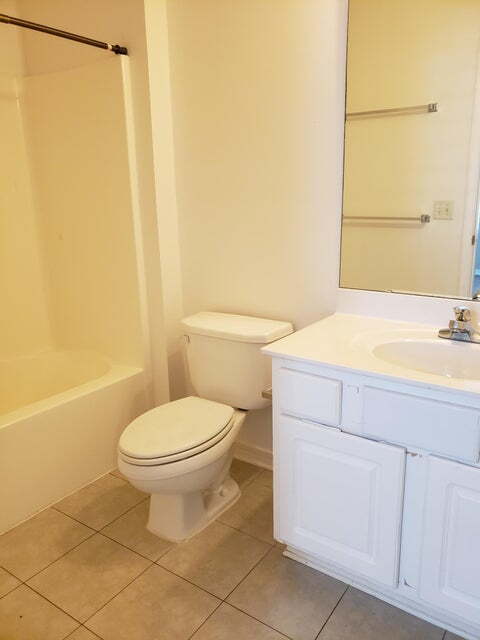 Building Photo - "Charming 3-Bed Townhouse Retreat in Shali...