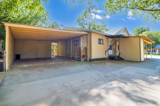 Building Photo - 1021 Moss St