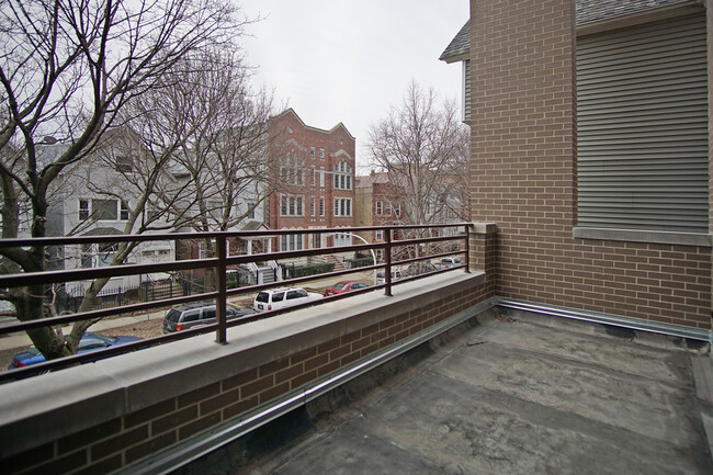 Building Photo - 1724 W Roscoe St